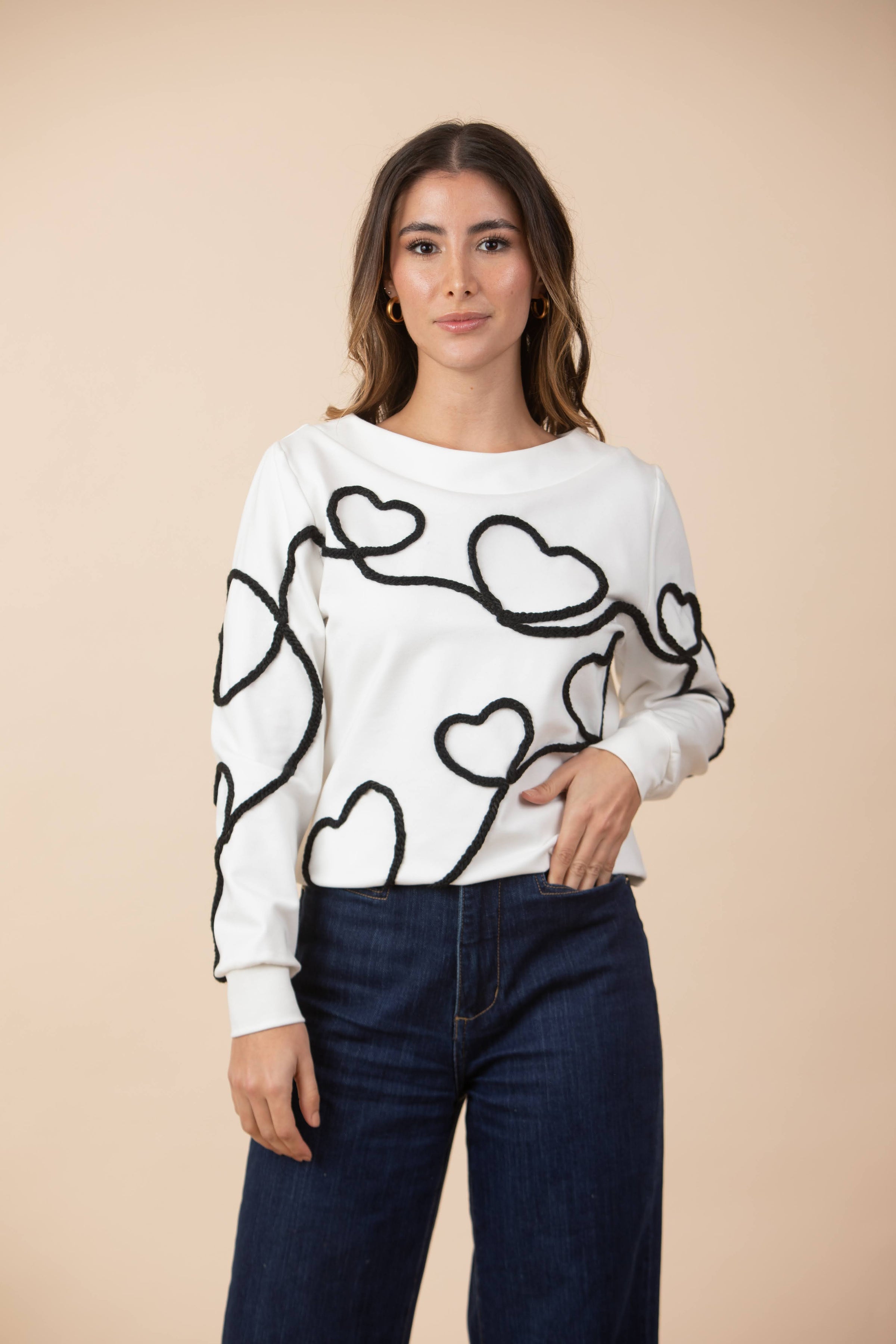 Buzo Emilia Bordado Corazones Marfil /Negro