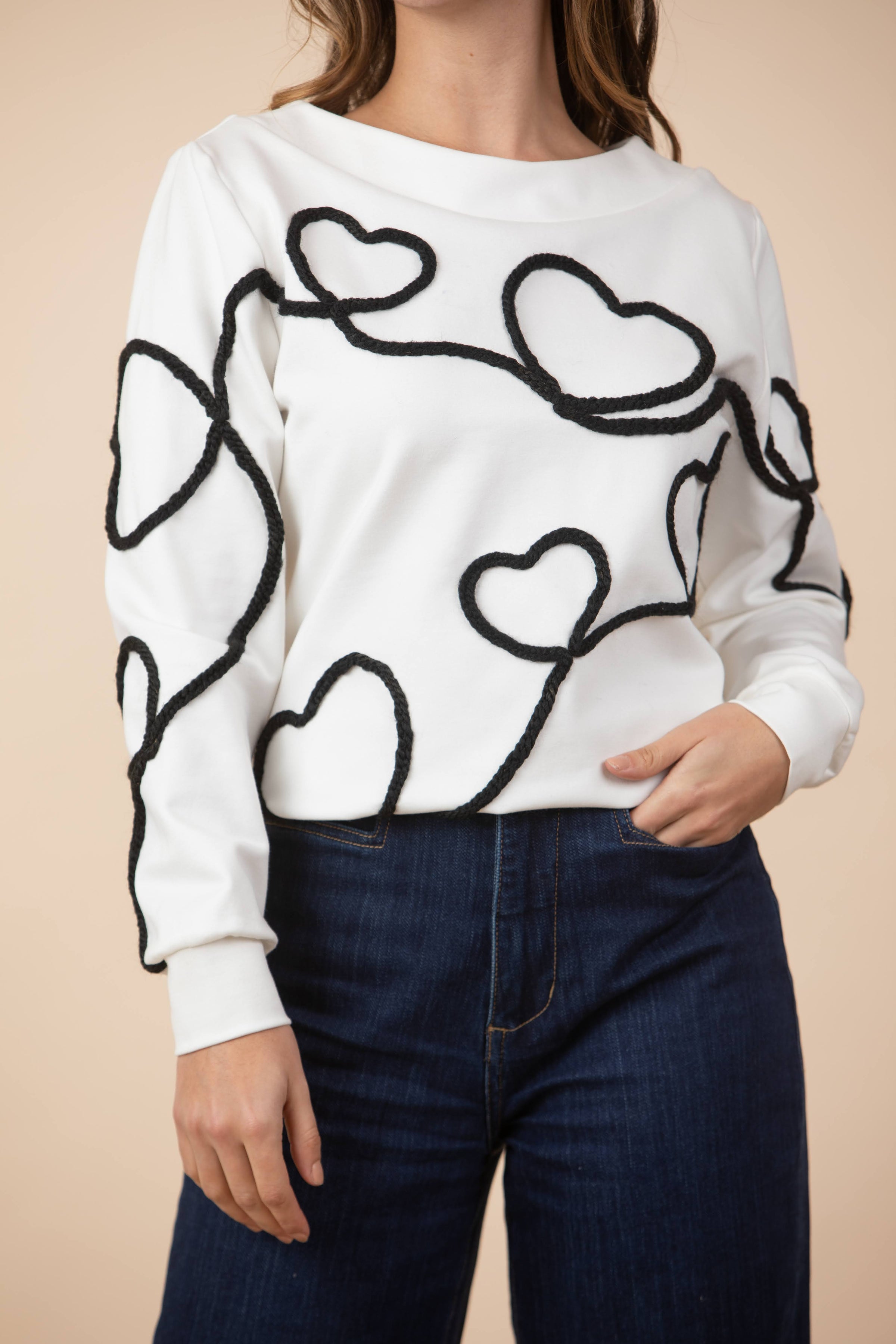 Buzo Emilia Bordado Corazones Marfil /Negro