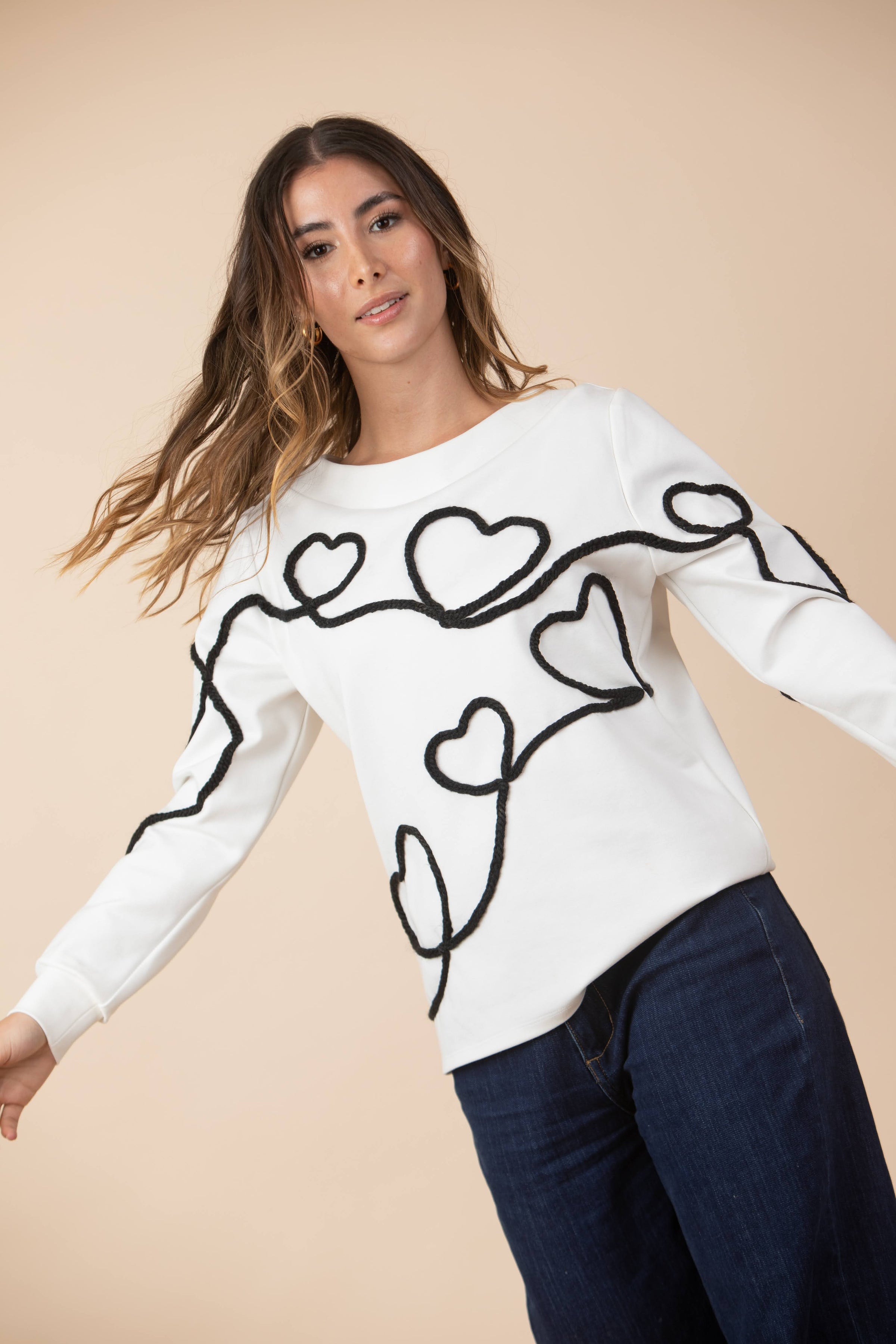 Buzo Emilia Bordado Corazones Marfil /Negro