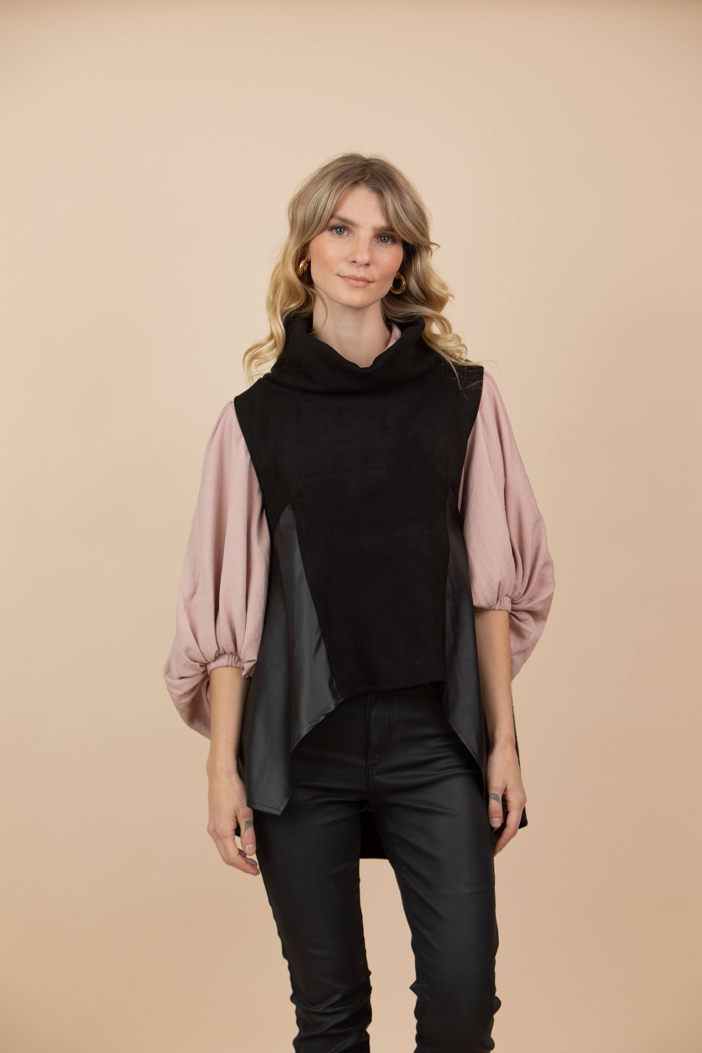 Chaleco Claudia Combinado Tela Gamuzada y Ecocuero Negro