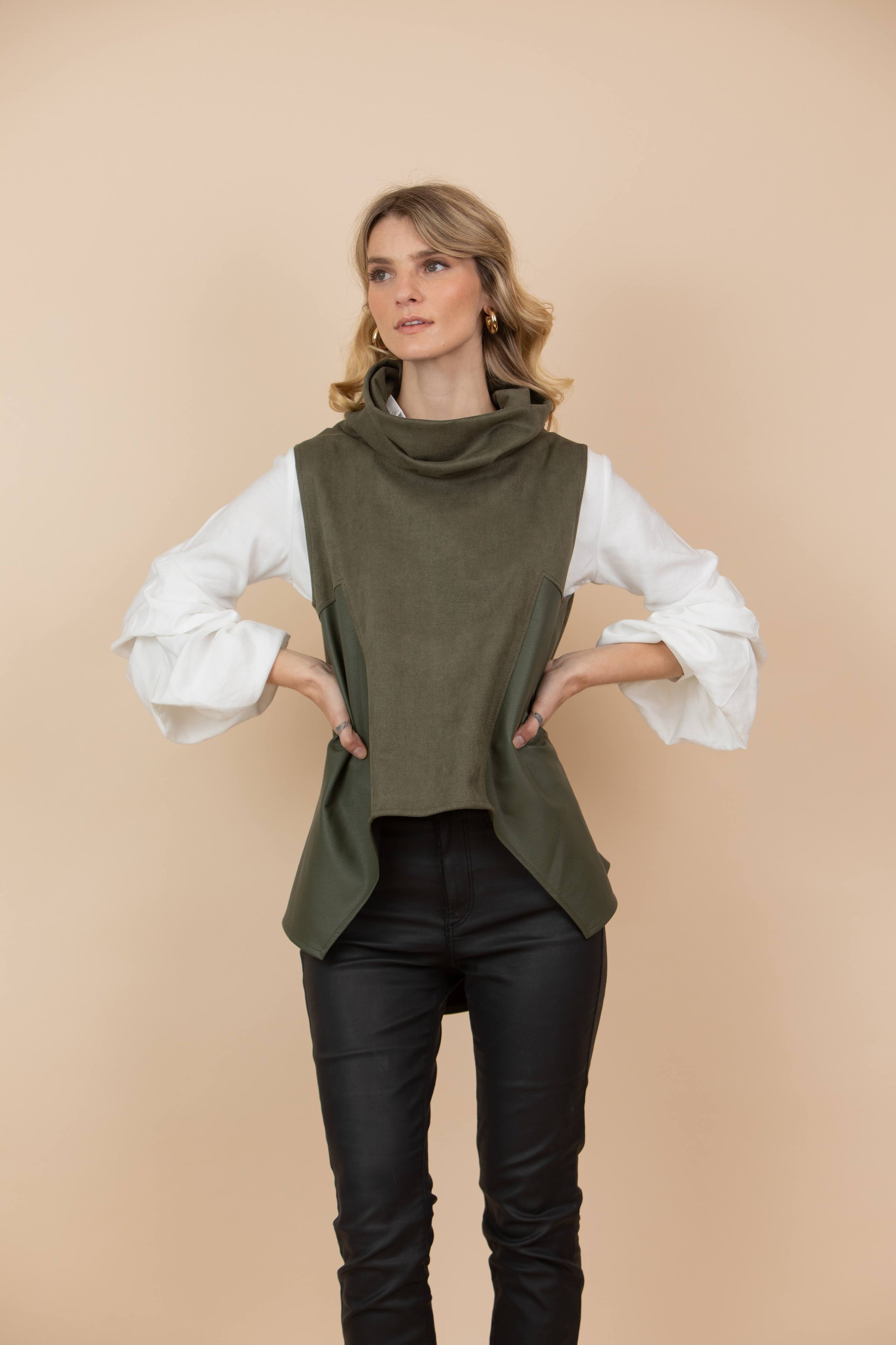 Chaleco Claudia Combinado Tela Gamuzada y Ecocuero Verde Olivo