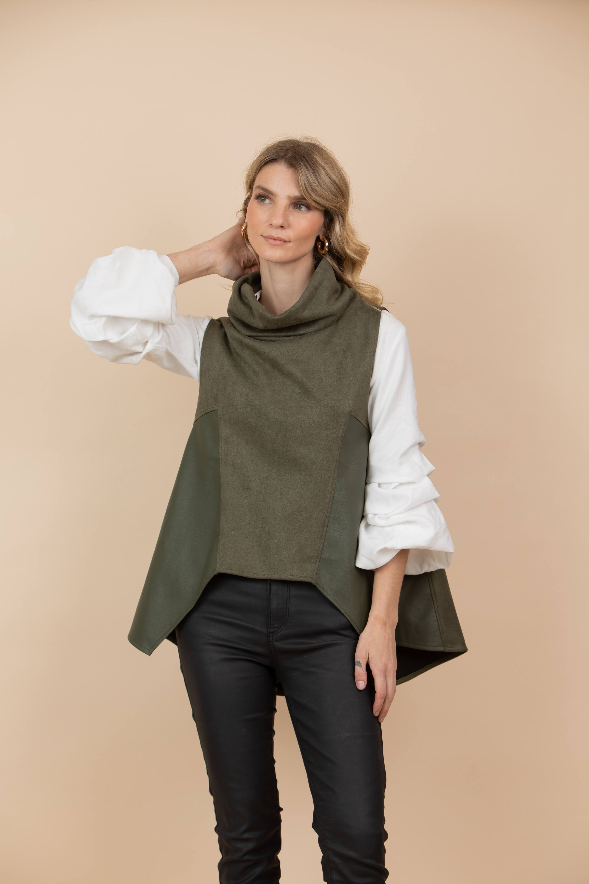 Chaleco Claudia Combinado Tela Gamuzada y Ecocuero Verde Olivo