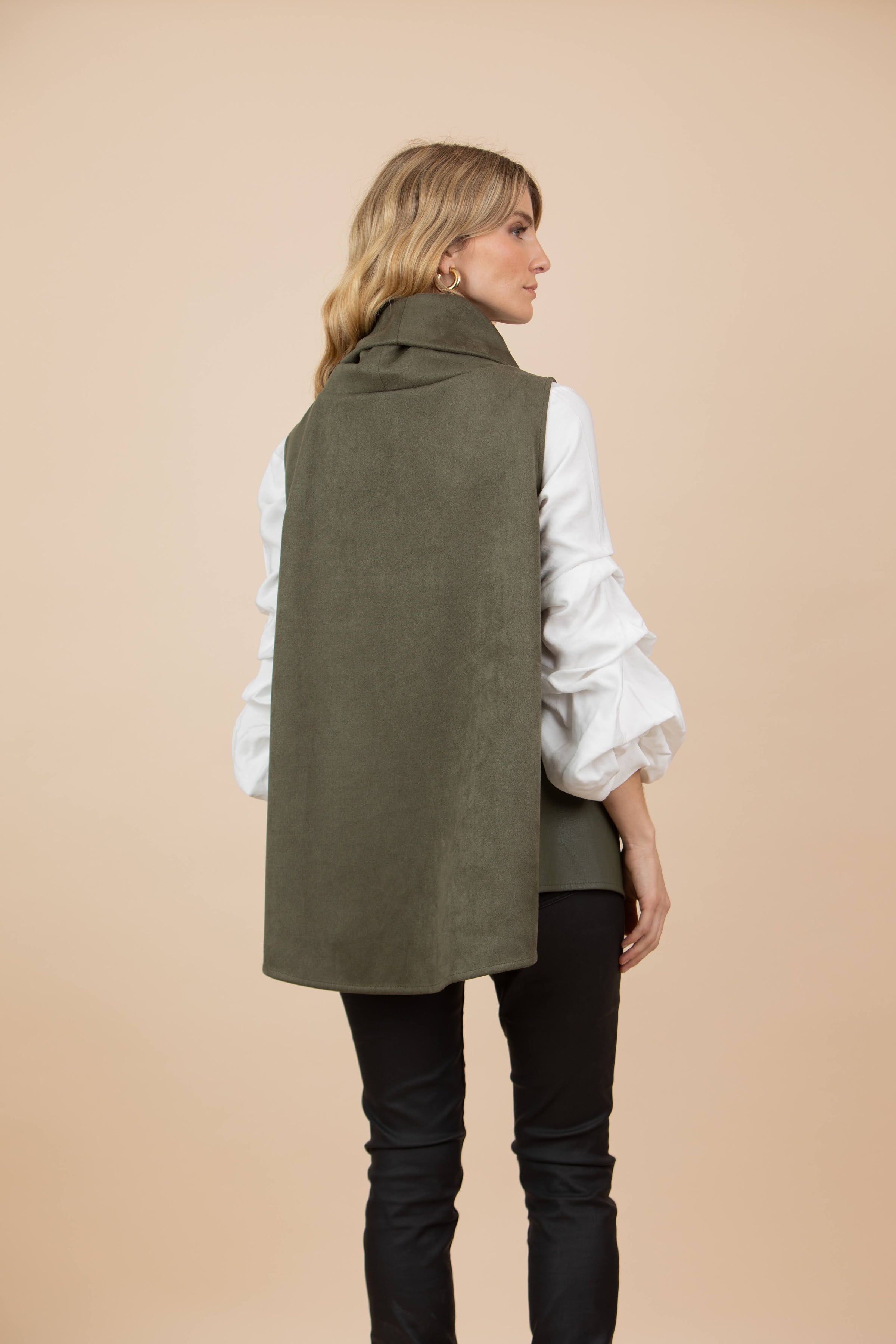 Chaleco Claudia Combinado Tela Gamuzada y Ecocuero Verde Olivo