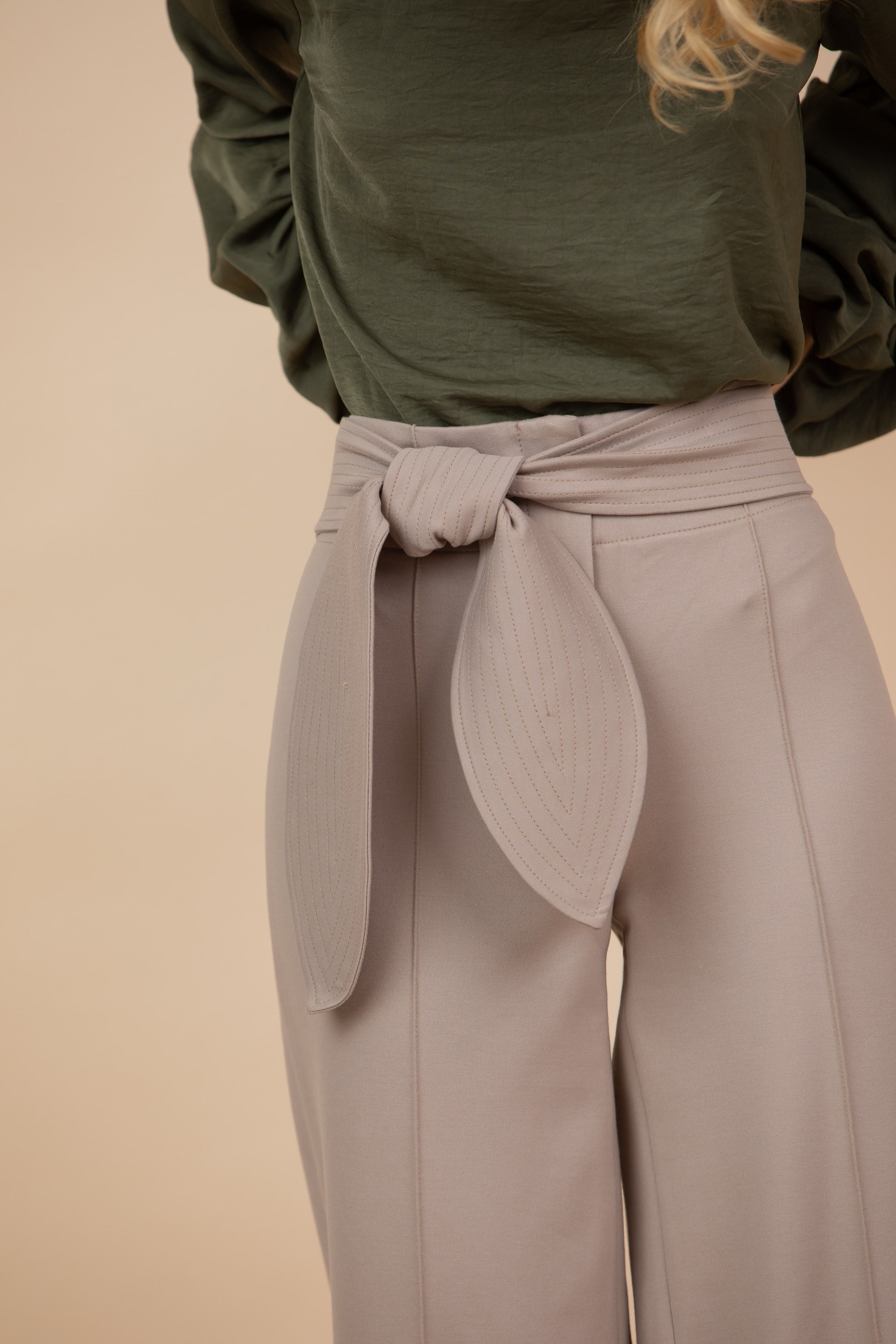 Pantalón Camila Punto Con Cinturón De Hojas Beige