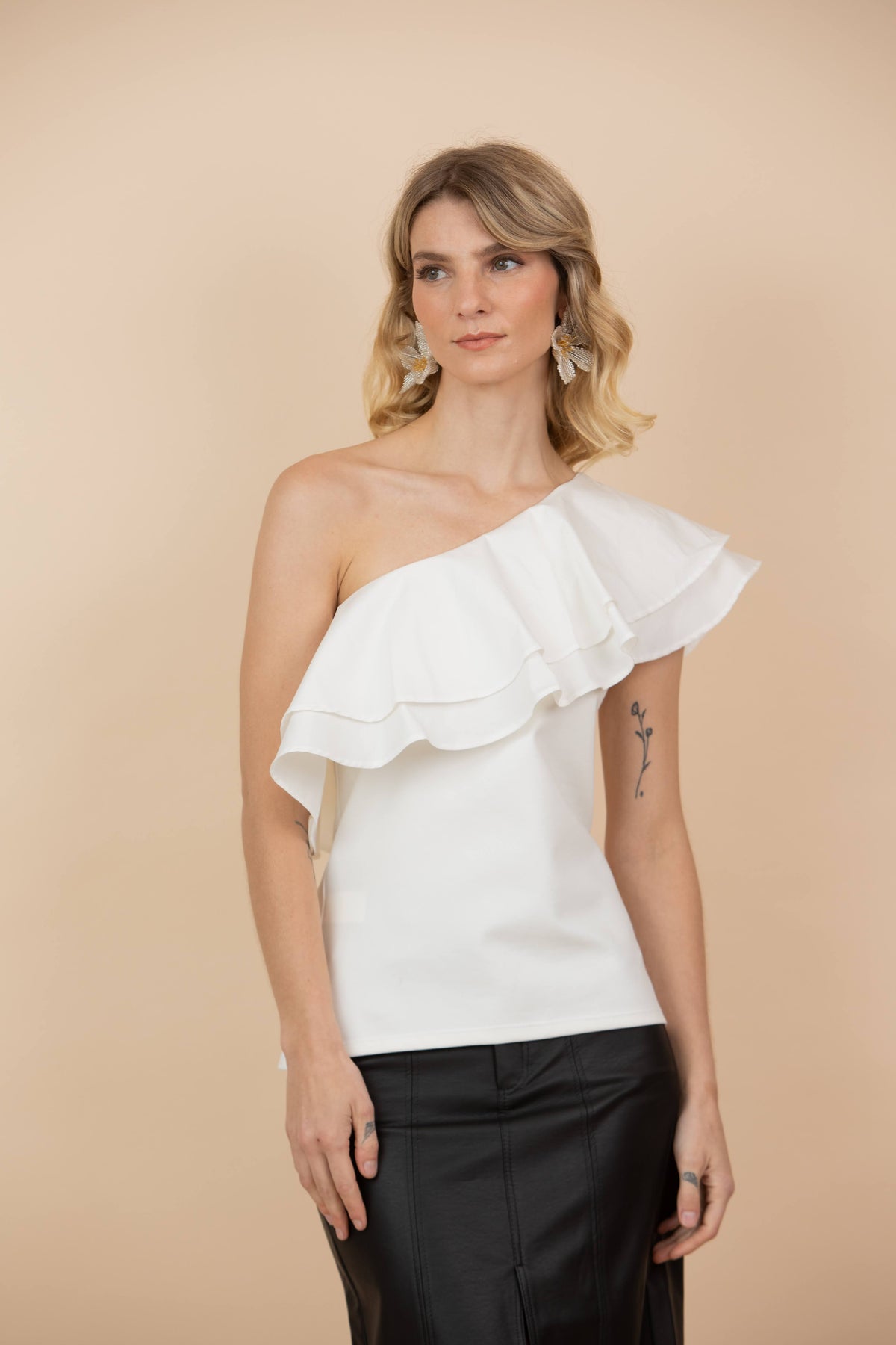 Blusa de un hombro doble arandela Karla marfil