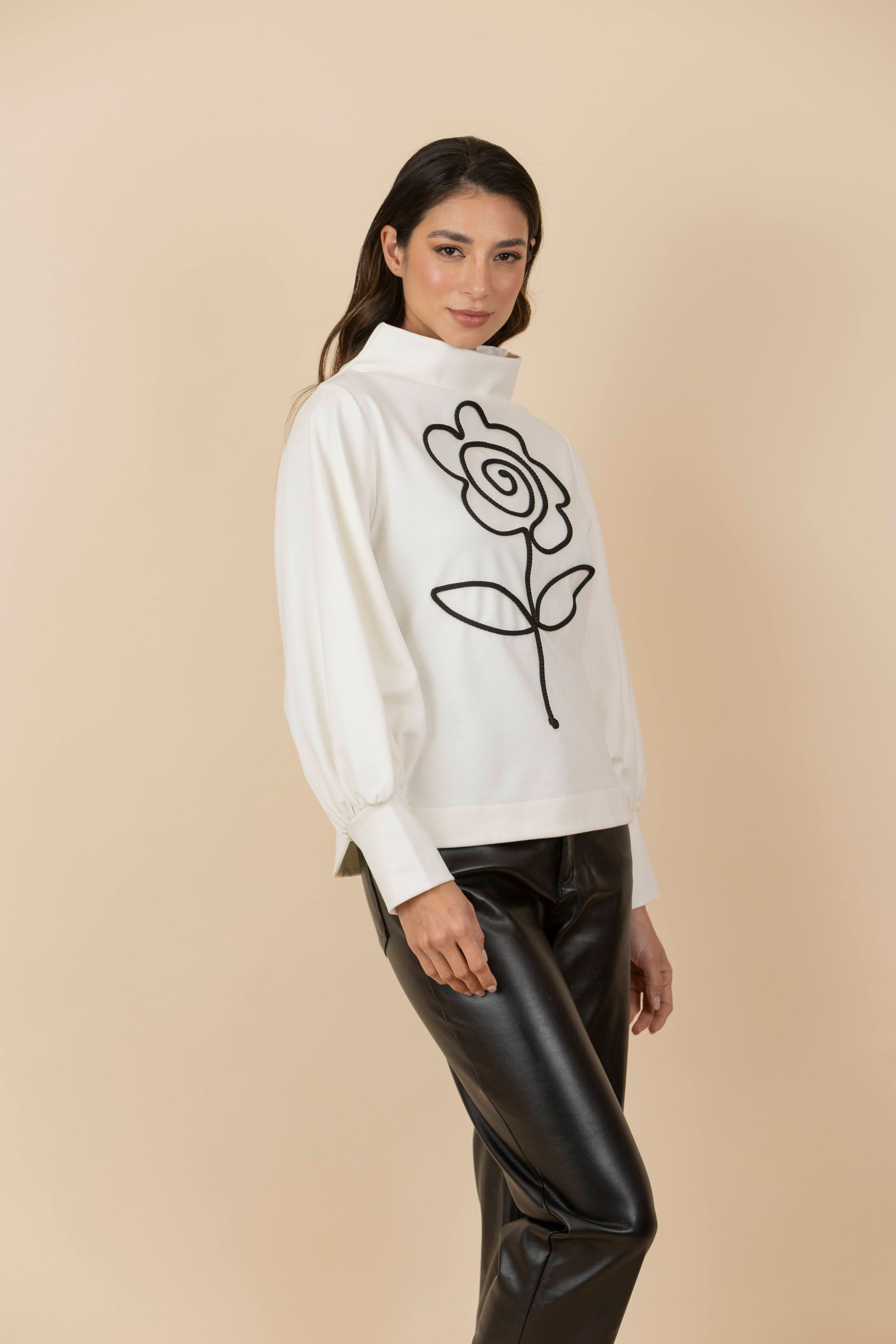 Buzo Bordado Flor Gaia Marfil