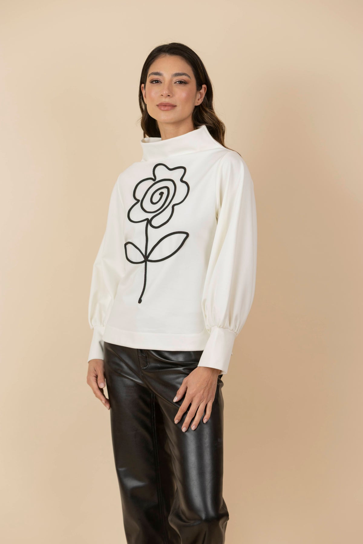 Buzo Bordado Flor Gaia Marfil