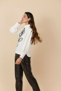 Buzo Bordado Flor Gaia Marfil