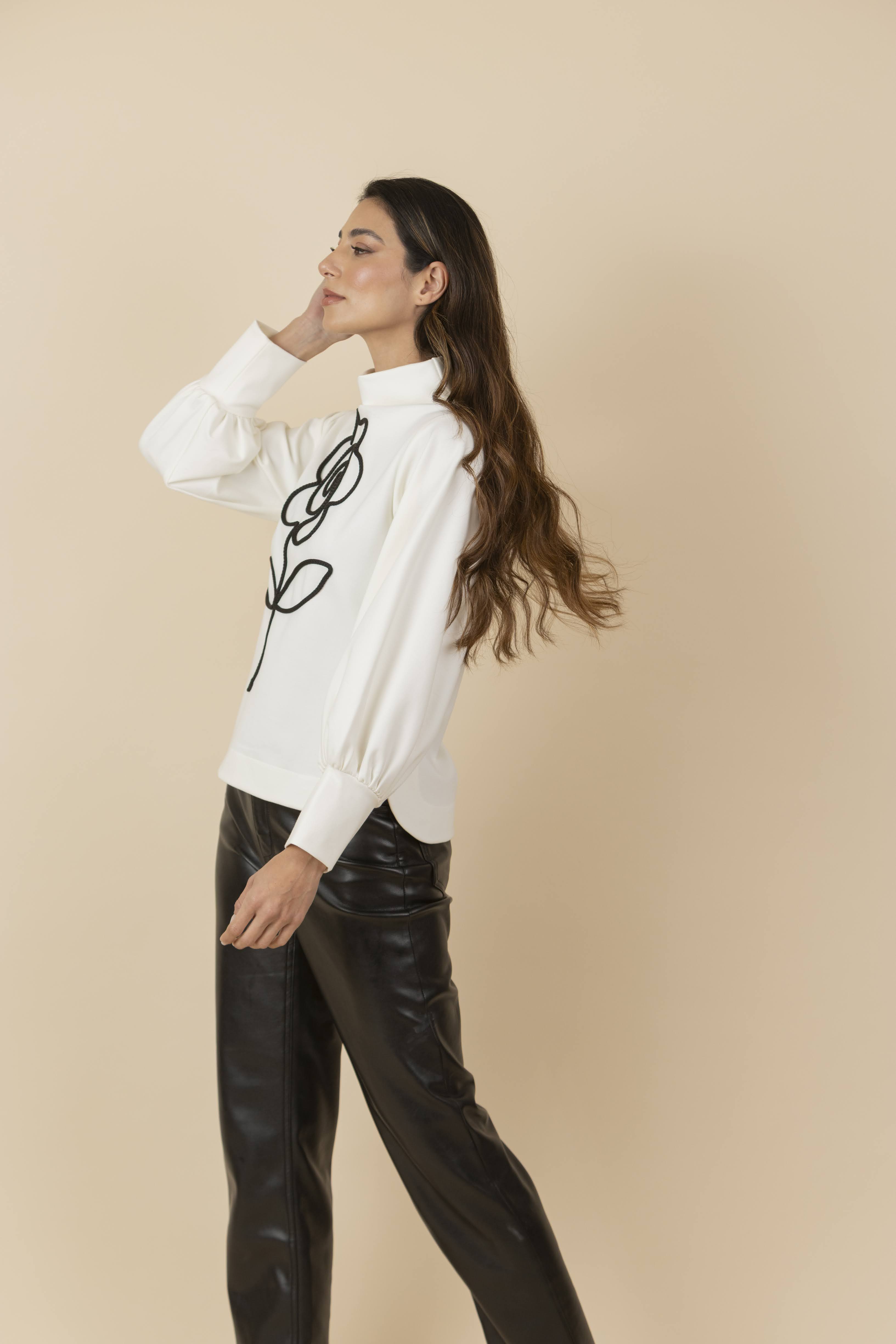 Buzo Bordado Flor Gaia Marfil
