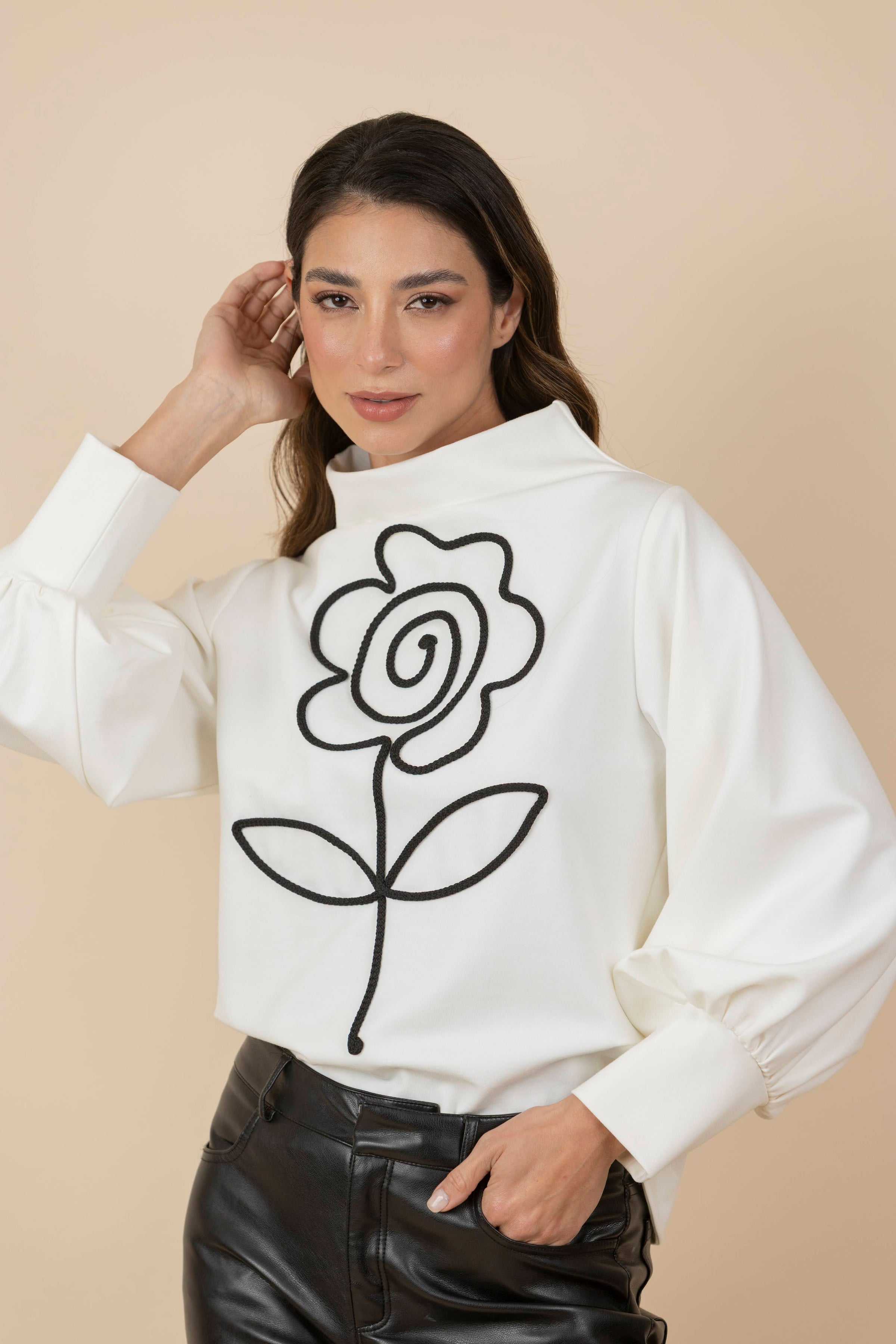 Buzo Bordado Flor Gaia Marfil