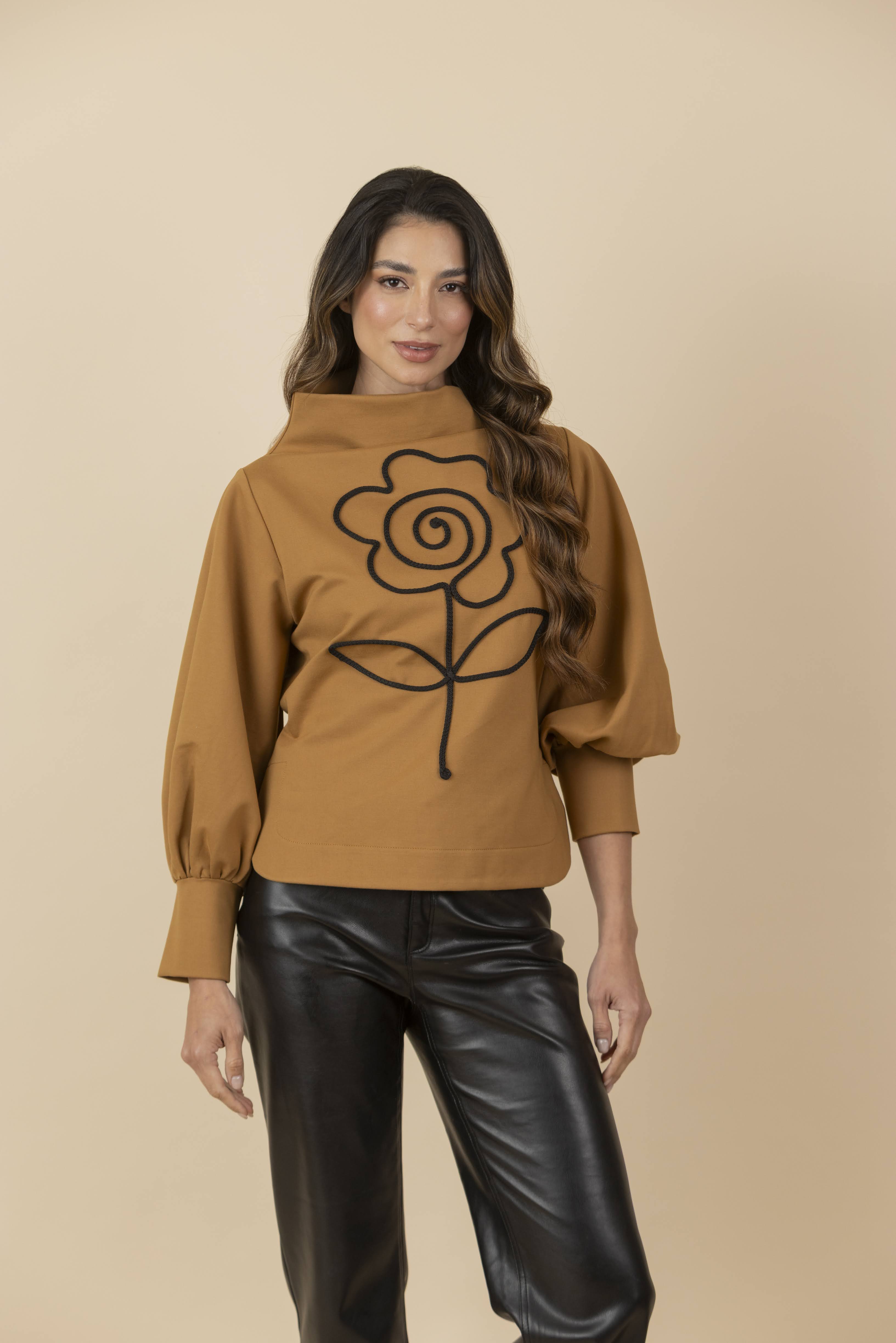 Buzo Bordado Flor Gaia Mostaza