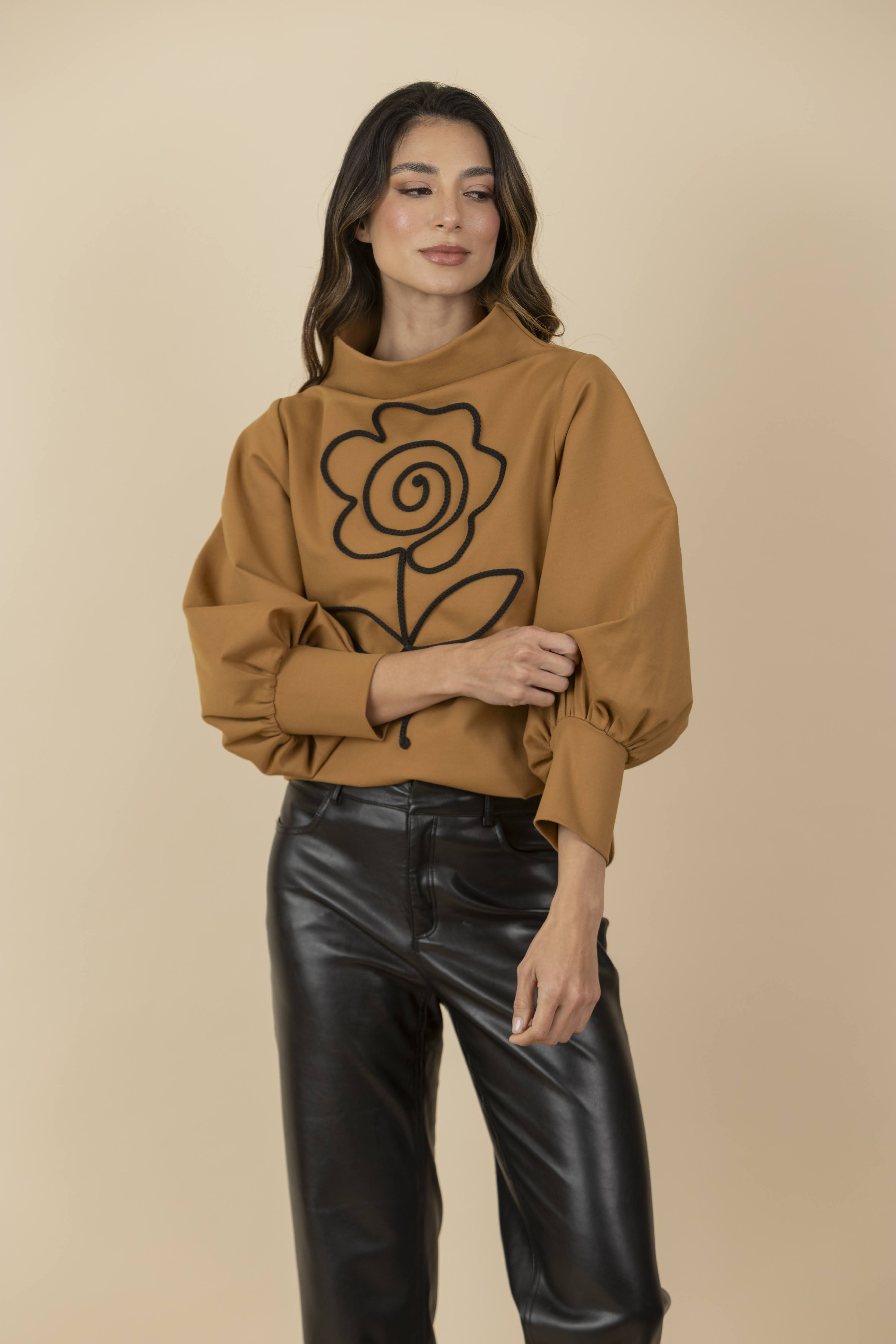 Buzo Bordado Flor Gaia Mostaza