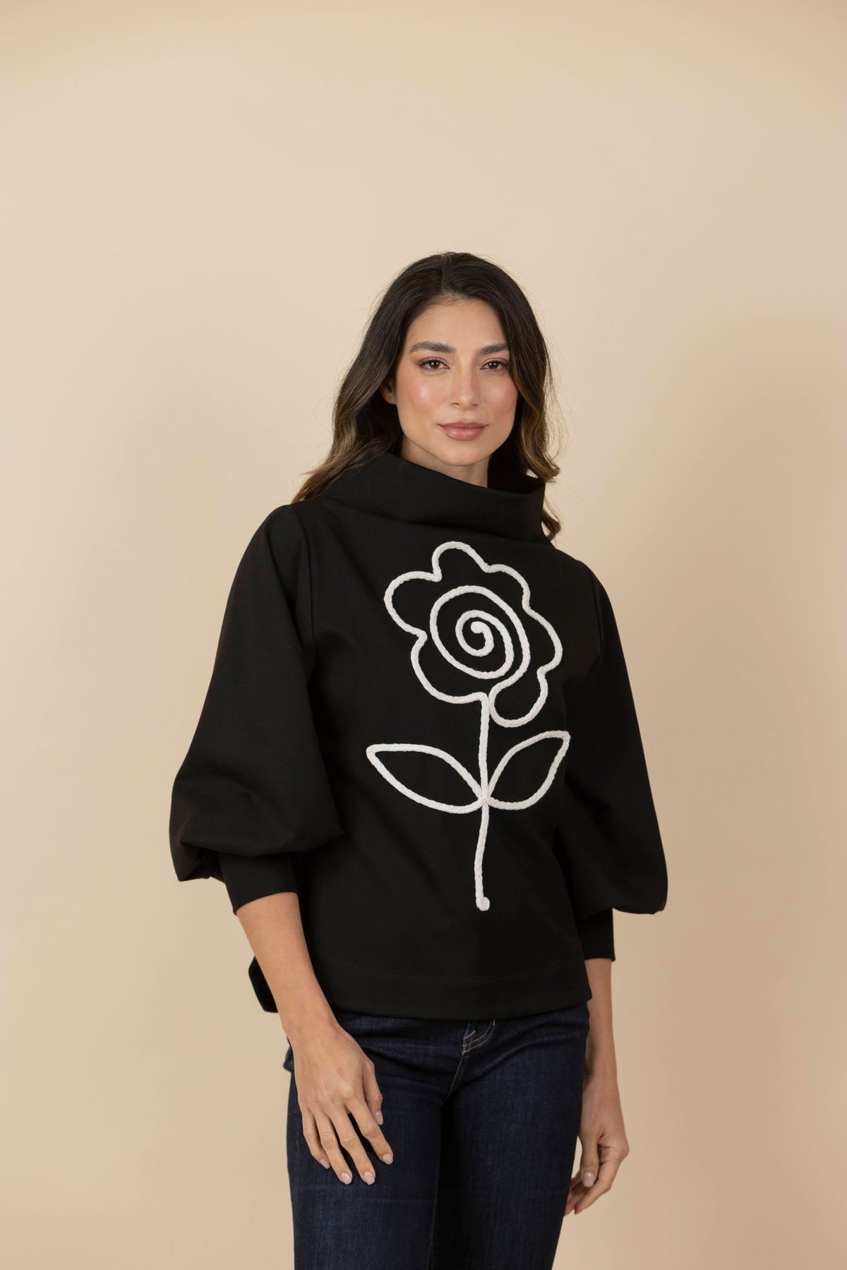 Buzo Bordado Flor Gaia Negro