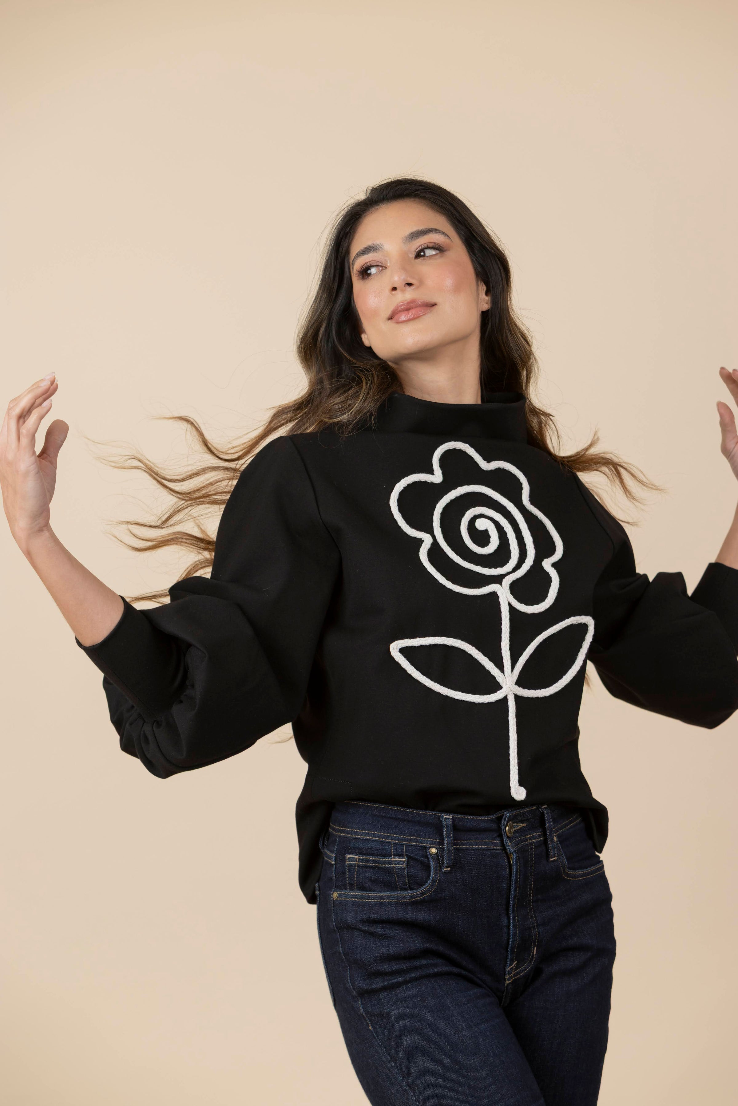 Buzo Bordado Flor Gaia Negro