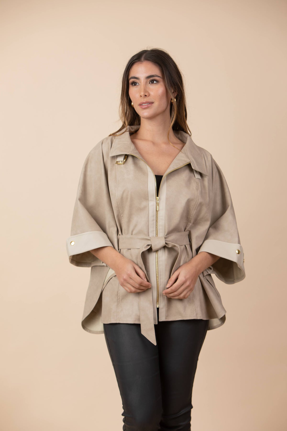Capa Monserrat Cuerpo, Puños y cremallera  Ecocuero Beige