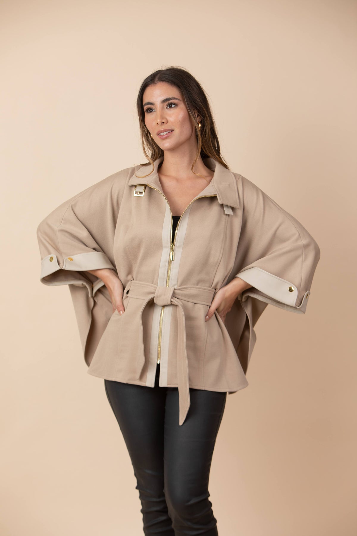 Capa Monserrat Puños y Cremallera Ecocuero Beige