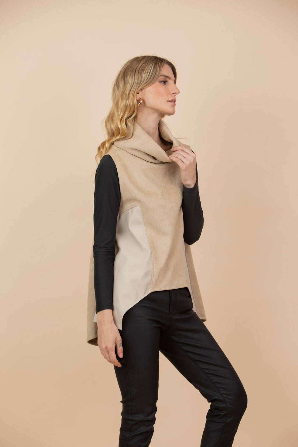 Chaleco Claudia Combinado Tela Gamuzada y Ecocuero Beige