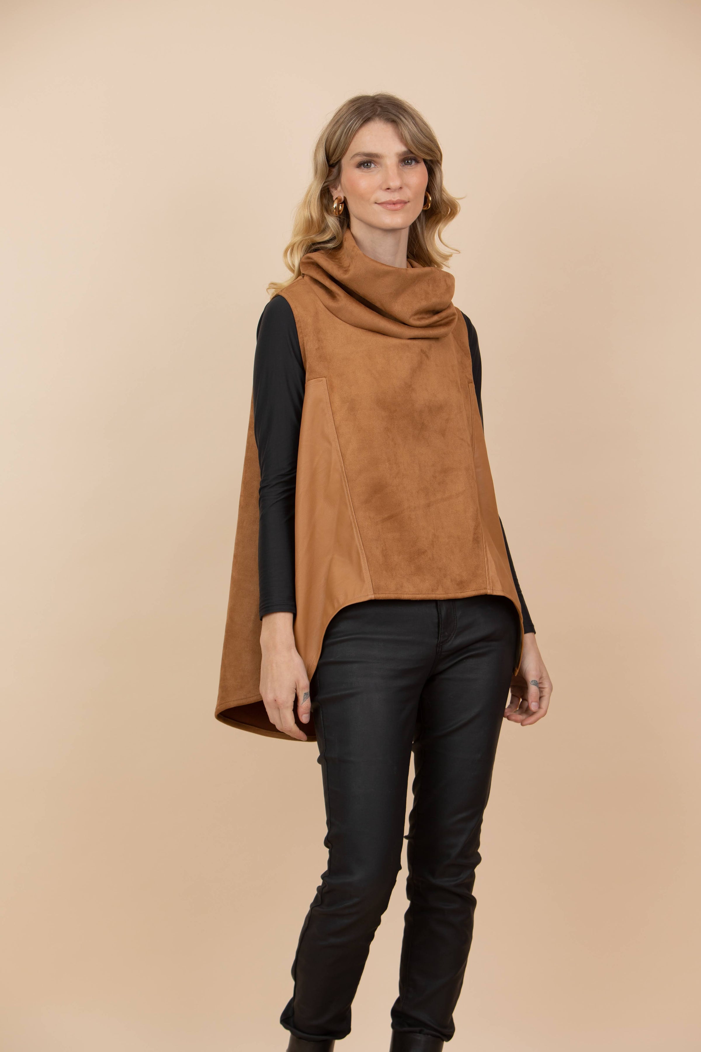 Chaleco Claudia Combinado Tela Gamuzada y Ecocuero Camel