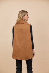 Chaleco Claudia Combinado Tela Gamuzada y Ecocuero Camel