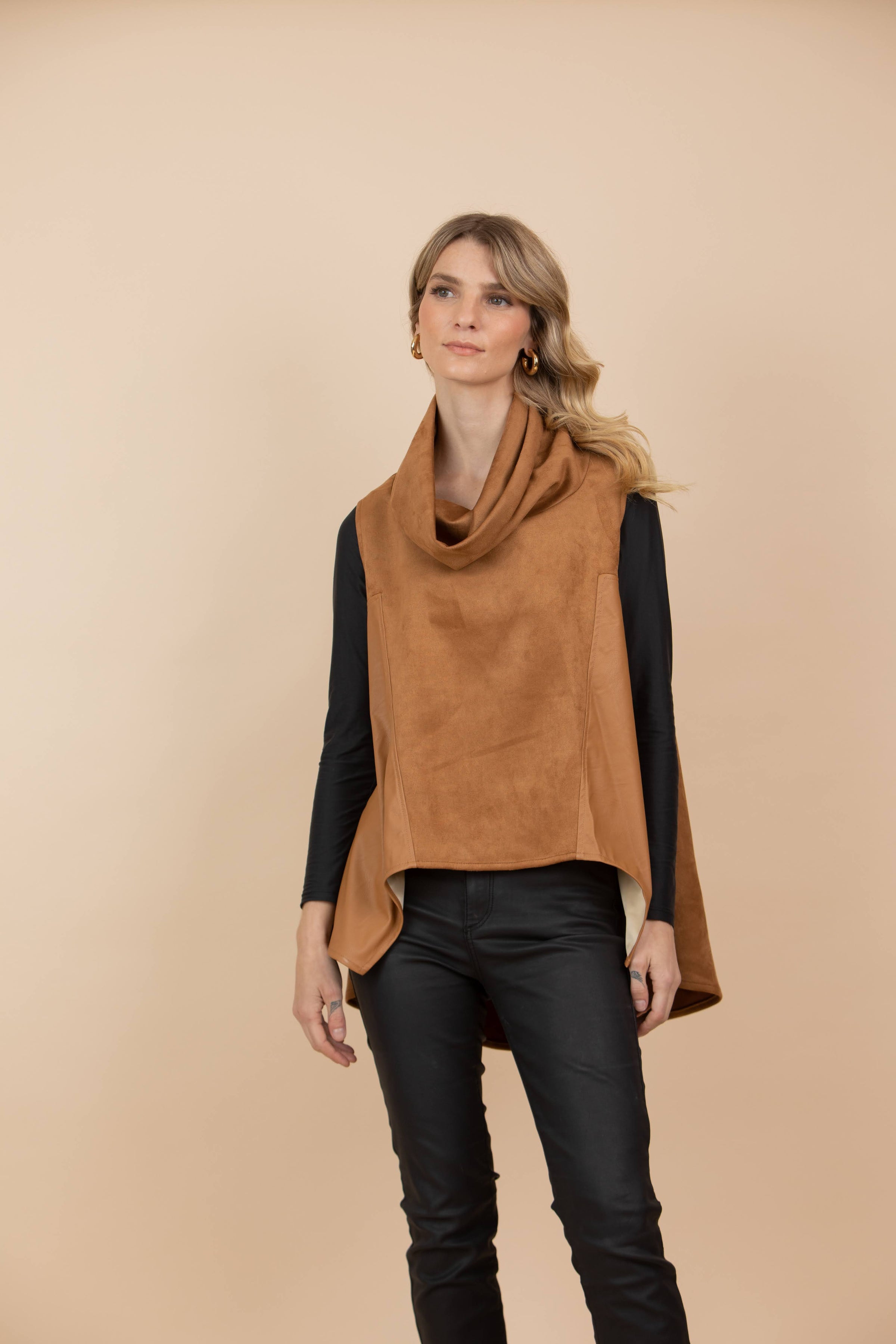 Chaleco Claudia Combinado Tela Gamuzada y Ecocuero Camel