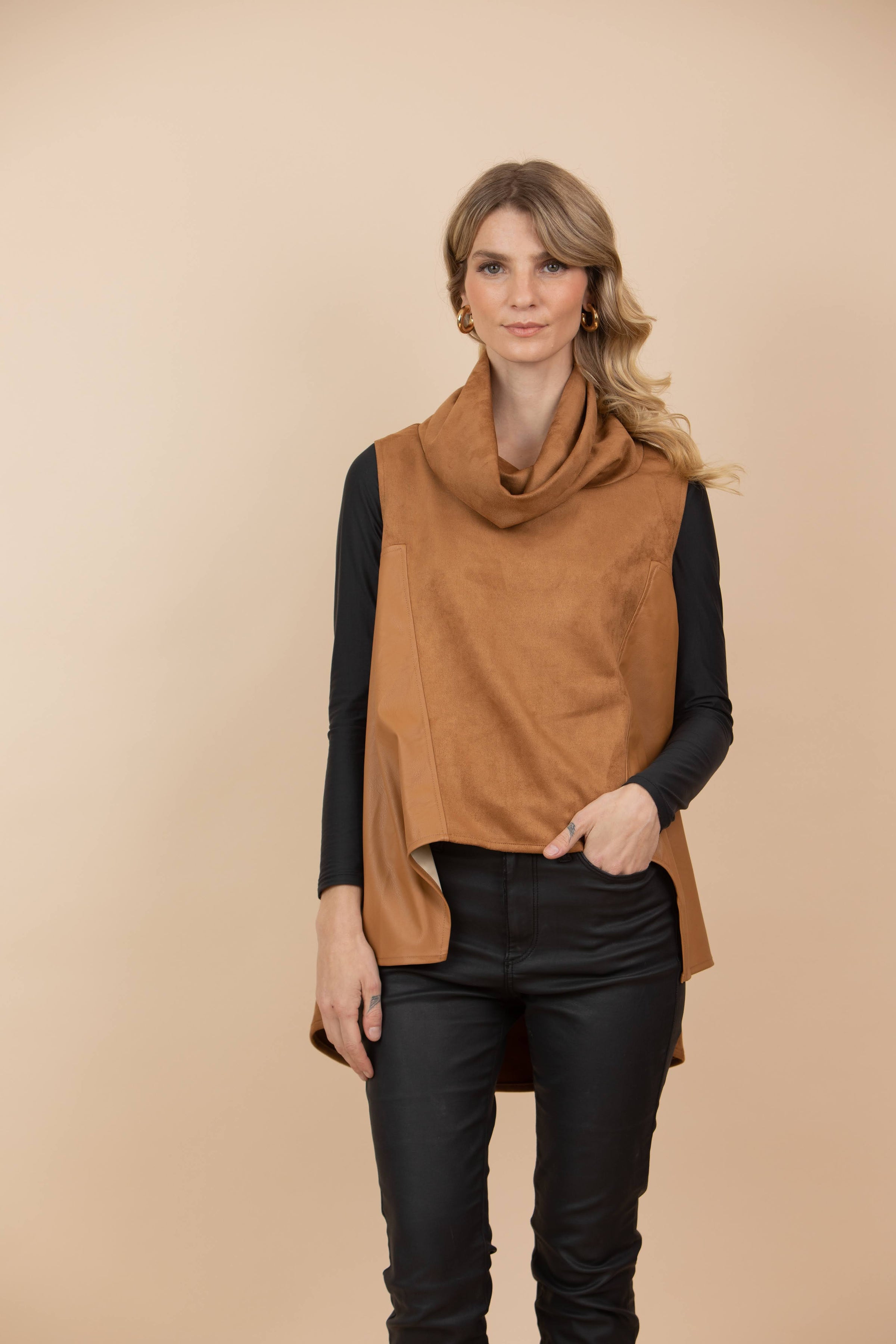 Chaleco Claudia Combinado Tela Gamuzada y Ecocuero Camel