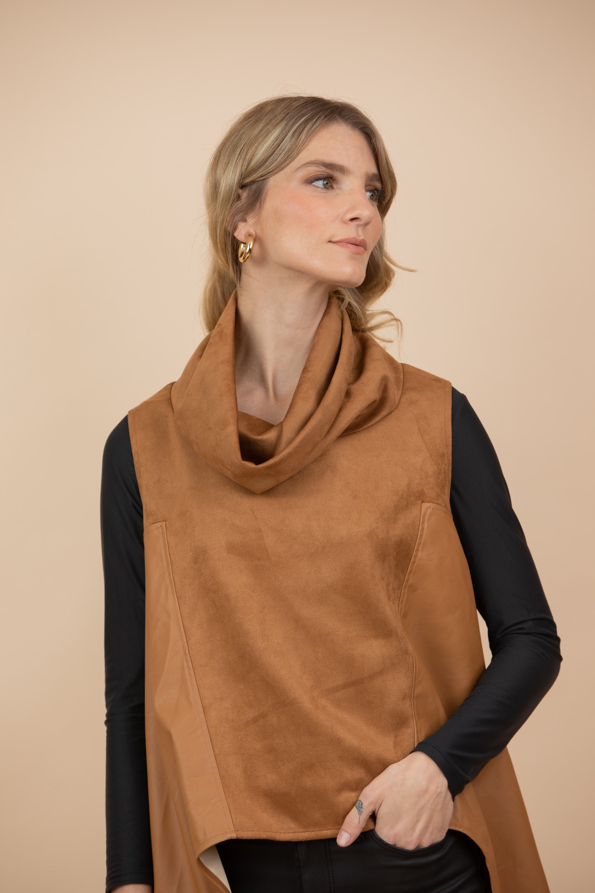 Chaleco Claudia Combinado Tela Gamuzada y Ecocuero Camel