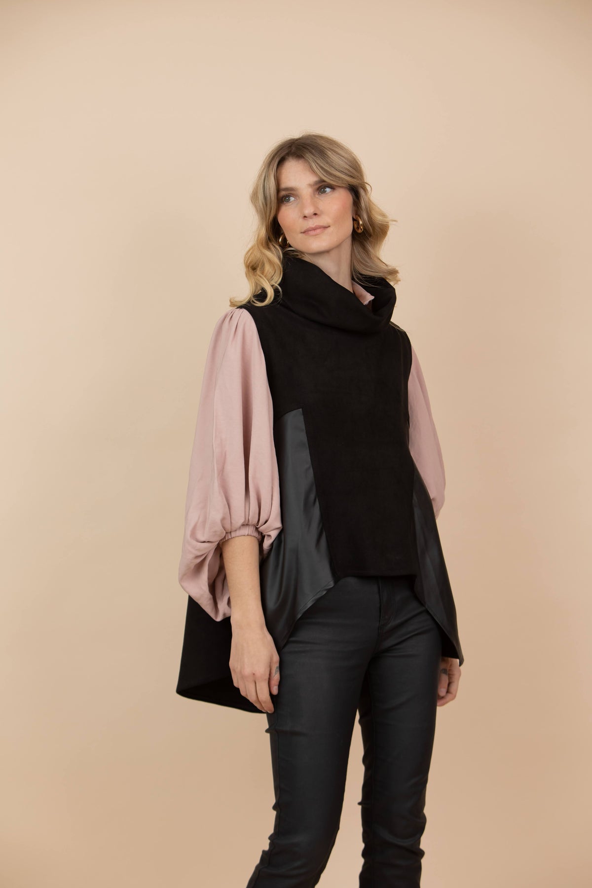Chaleco Claudia Combinado Tela Gamuzada y Ecocuero Negro