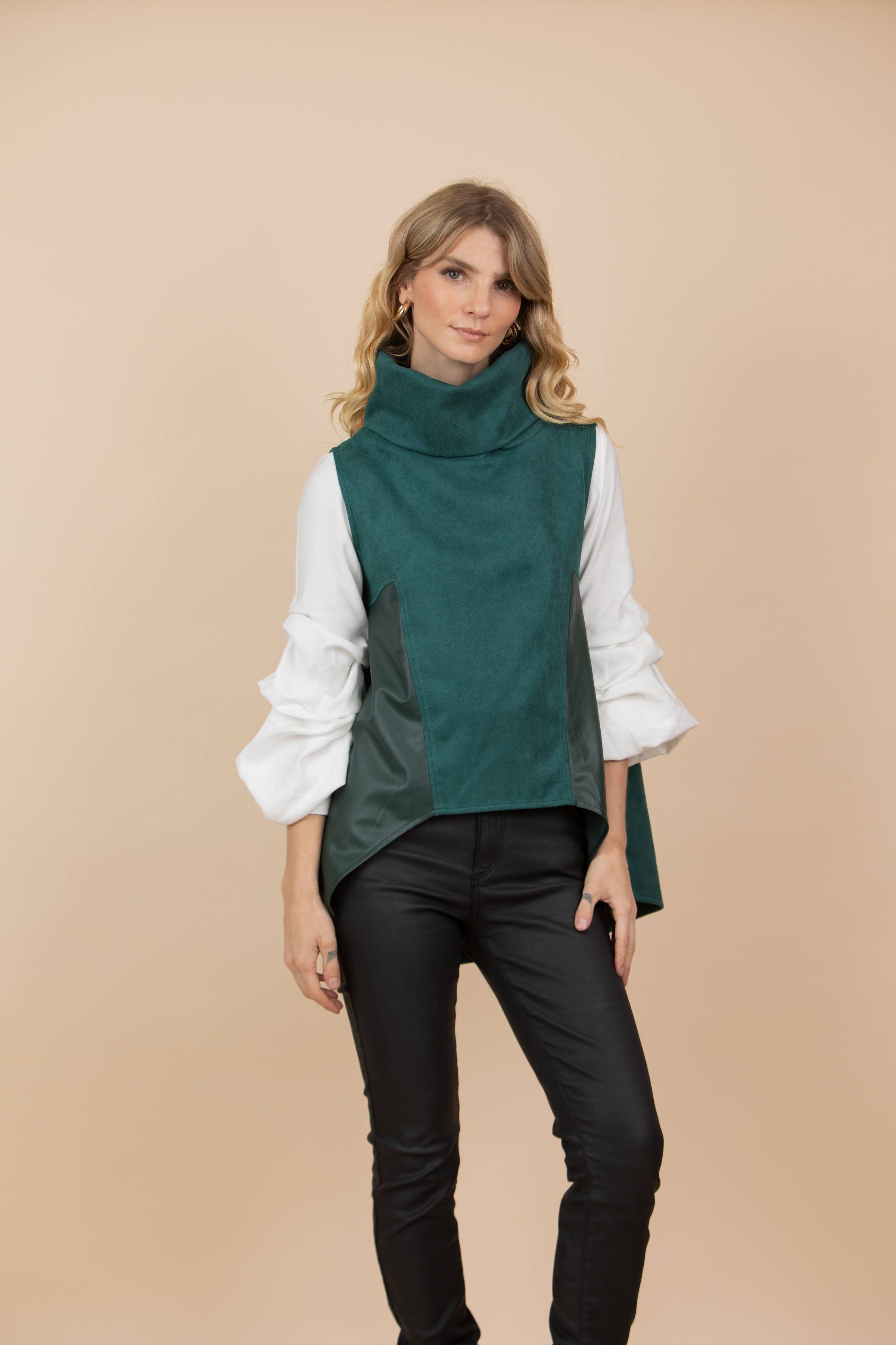 Chaleco Claudia Combinado Tela Gamuzada y Ecocuero Verde Botella