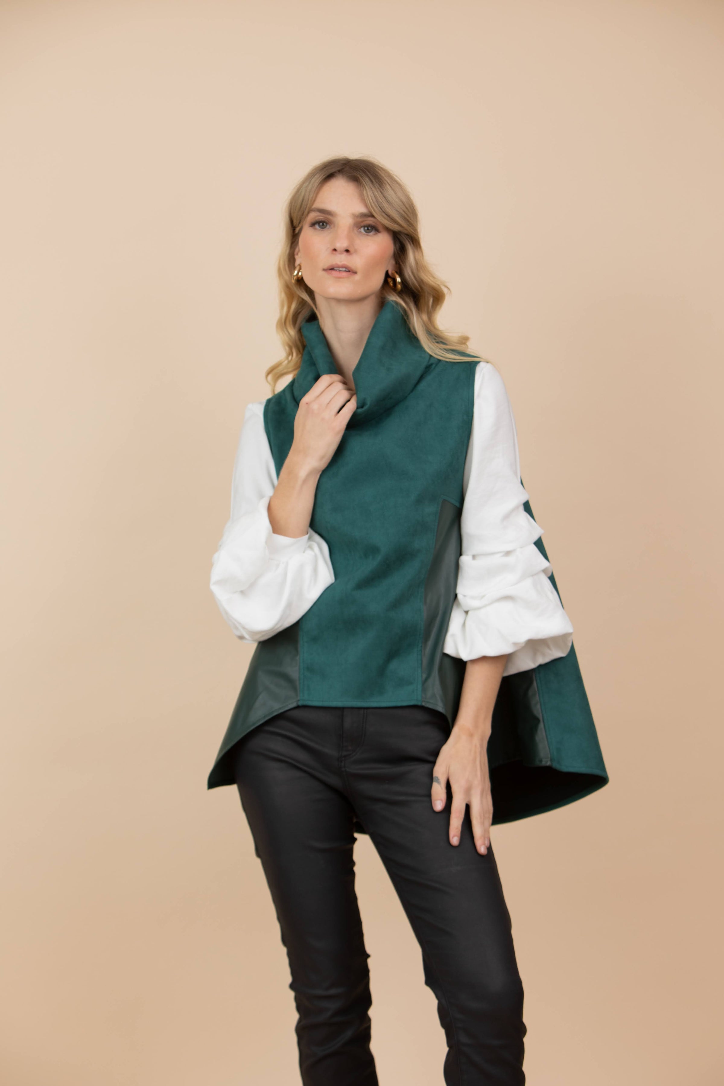 Chaleco Claudia Combinado Tela Gamuzada y Ecocuero Verde Botella