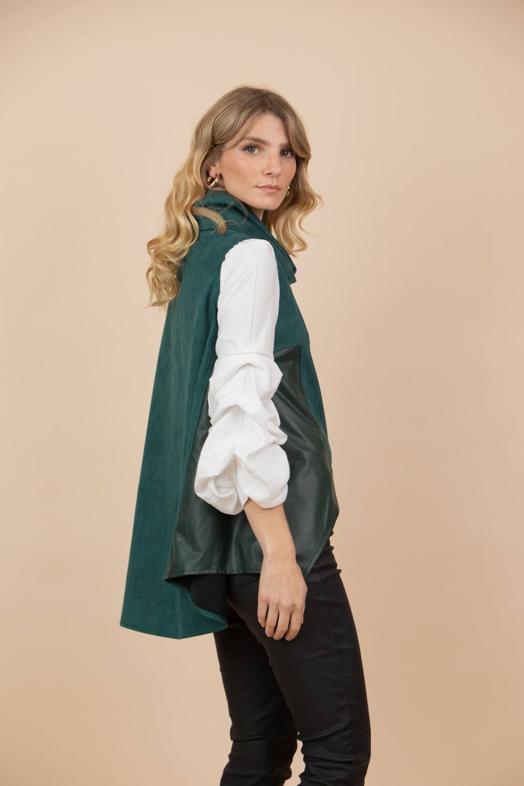 Chaleco Claudia Combinado Tela Gamuzada y Ecocuero Verde Botella
