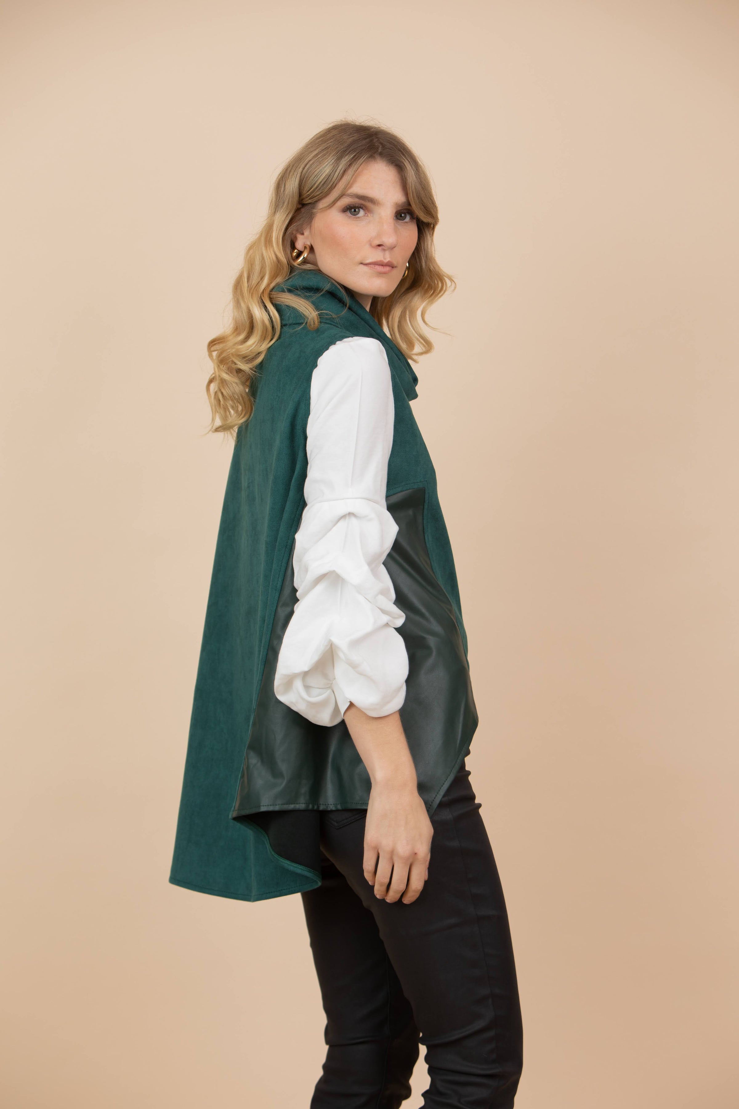 Chaleco Claudia Combinado Tela Gamuzada y Ecocuero Verde Botella