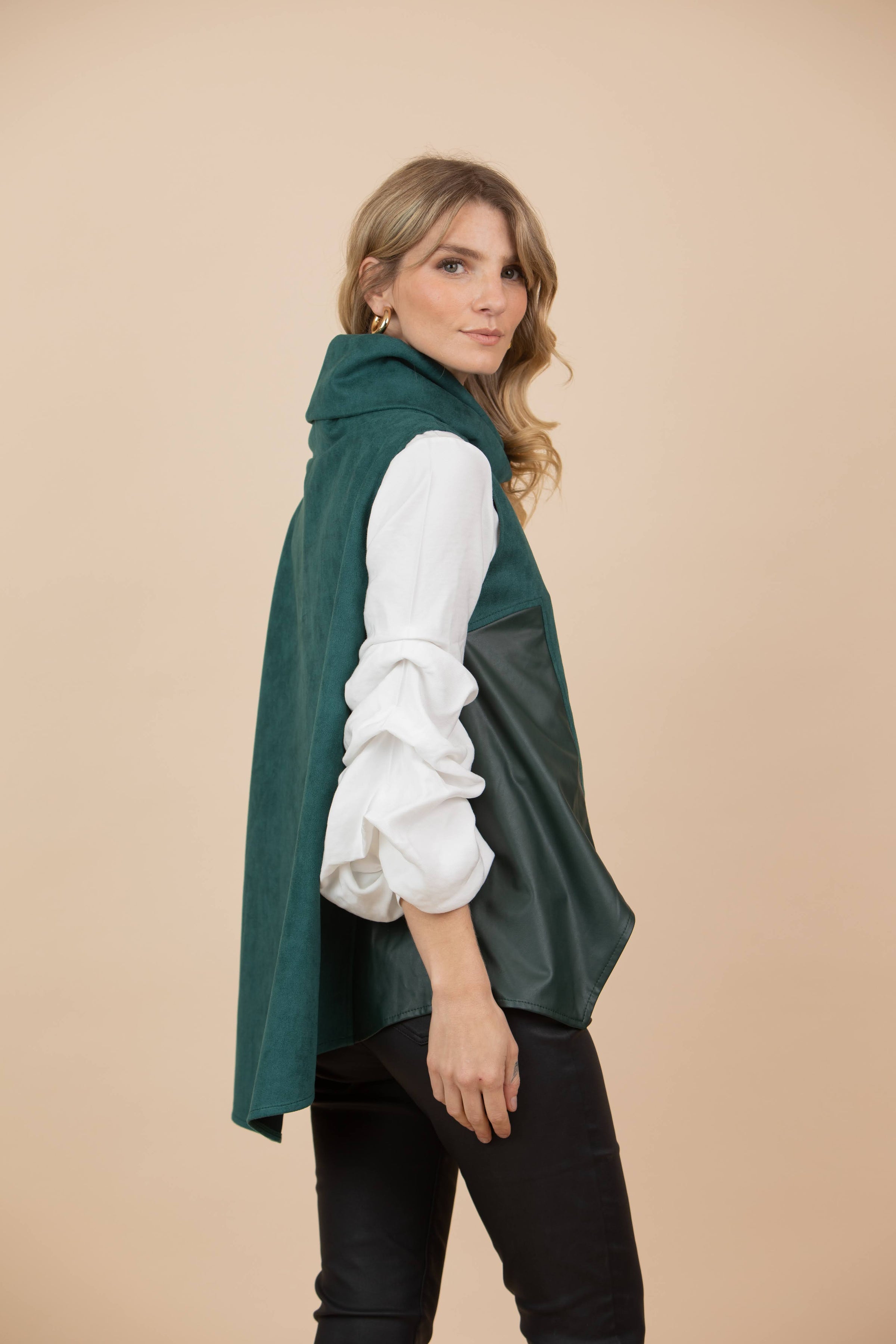 Chaleco Claudia Combinado Tela Gamuzada y Ecocuero Verde Botella