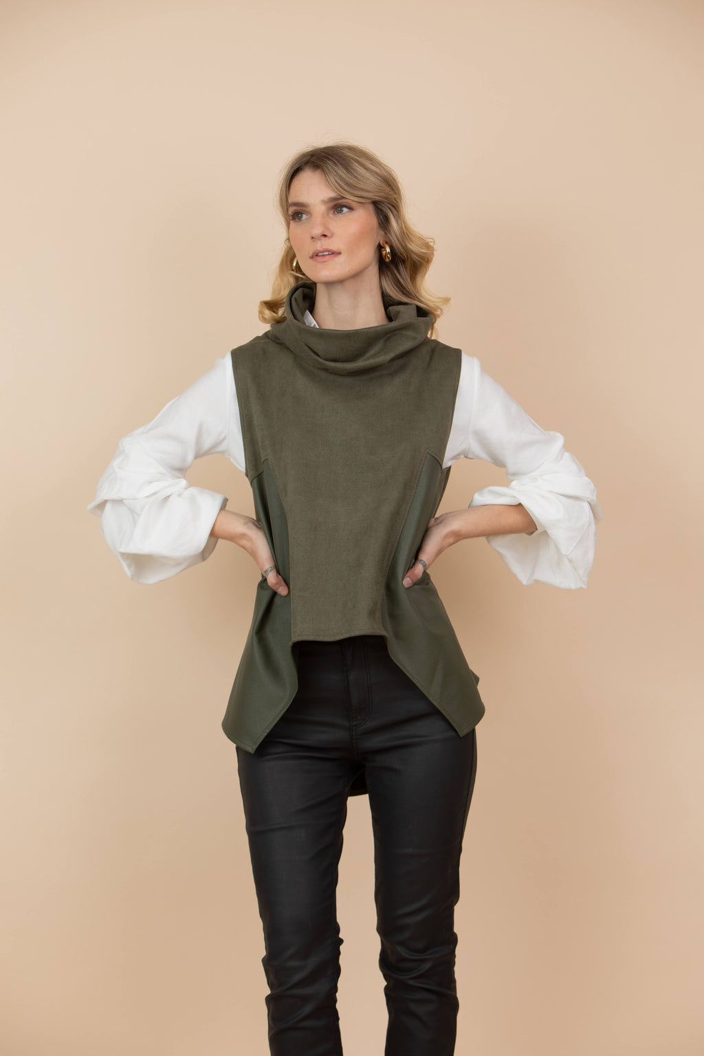 Chaleco Claudia Combinado Tela Gamuzada y Ecocuero Verde Olivo