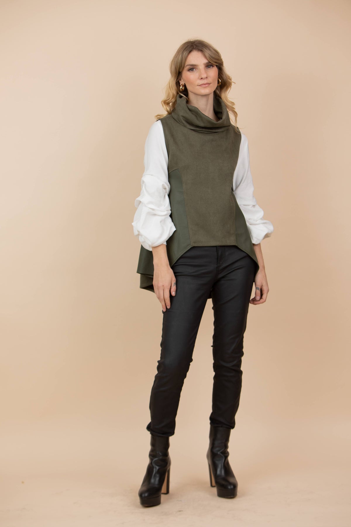 Chaleco Claudia Combinado Tela Gamuzada y Ecocuero Verde Olivo