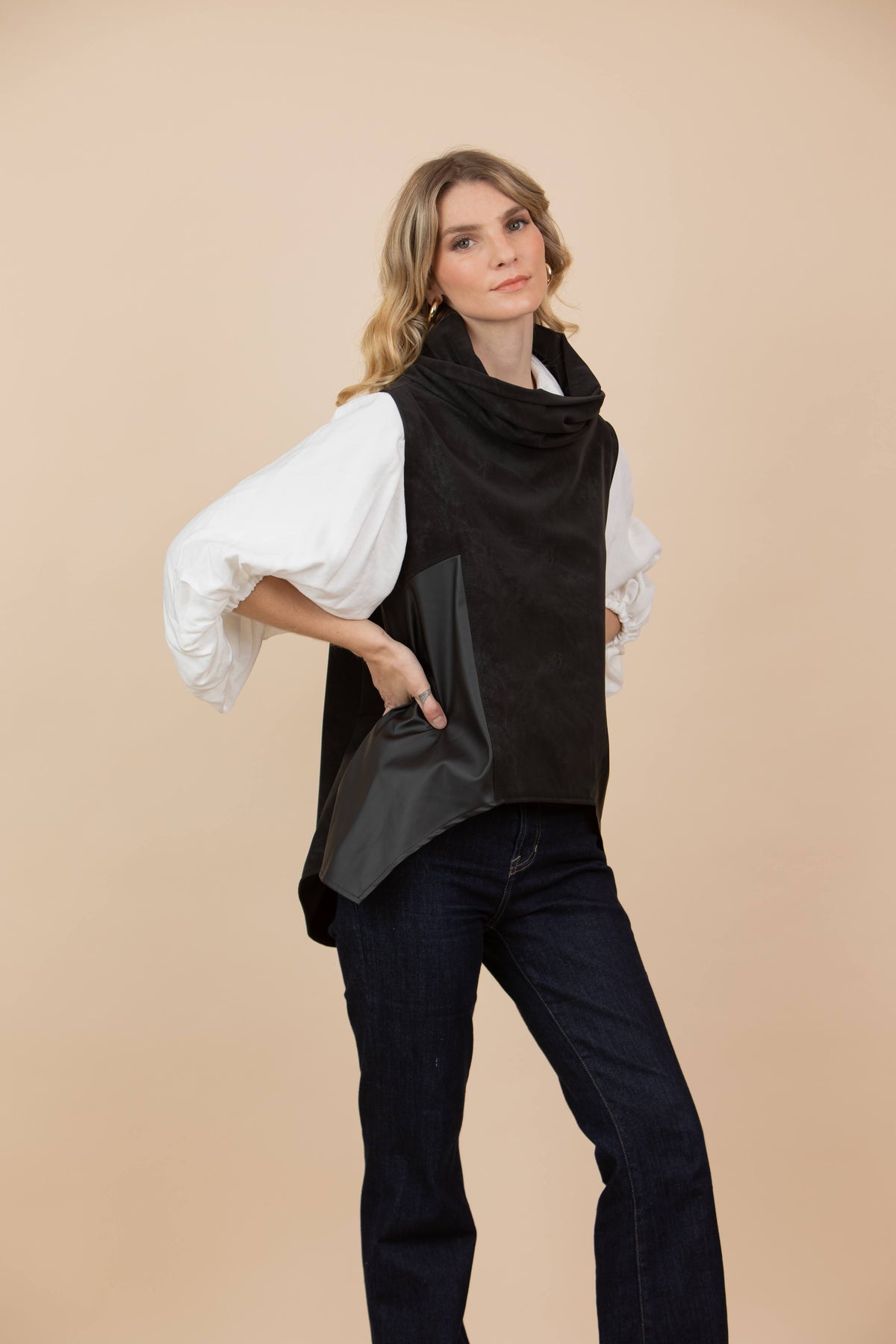 Chaleco Claudia Dril Gamuzado y Ecocuero Negro