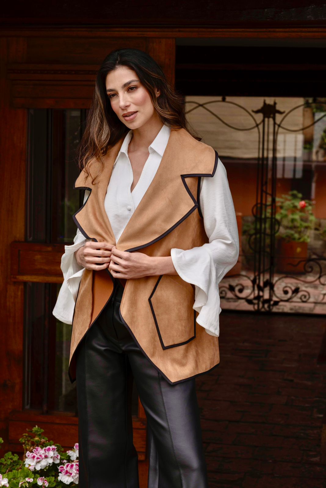 Chaleco Milan Abierto Camel Ribetes Negros Cuello Puntas