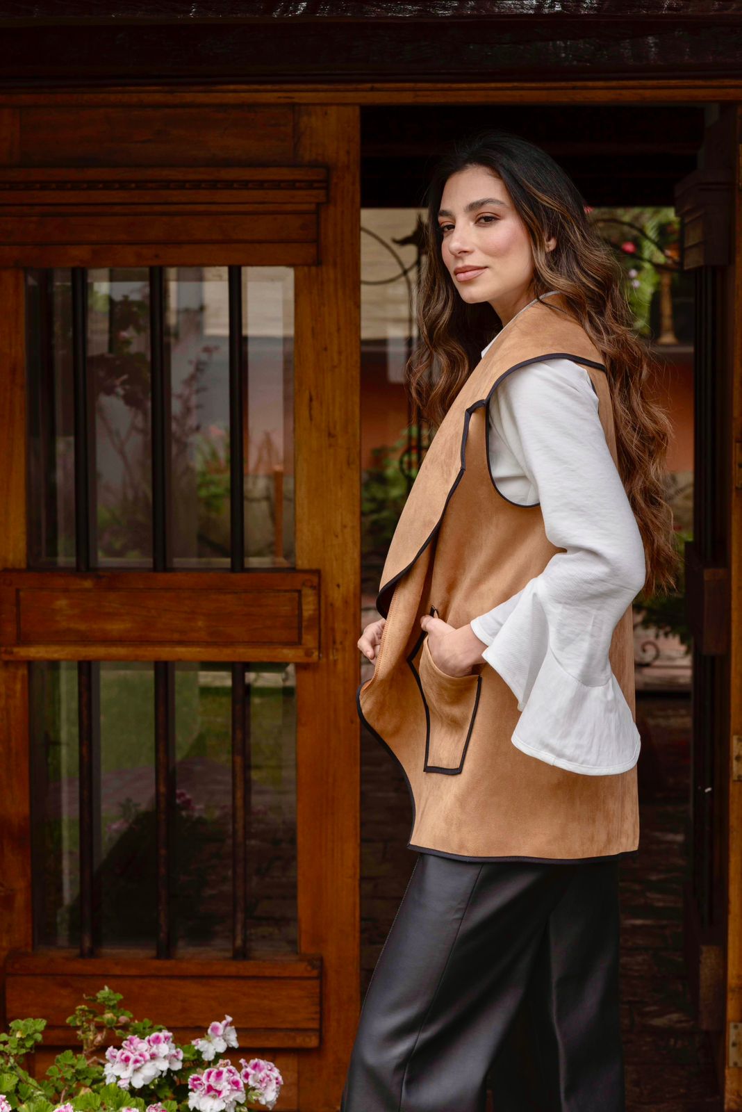 Chaleco Milan Abierto Camel Ribetes Negros Cuello Puntas