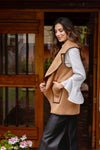 Chaleco Milan Abierto Camel Ribetes Negros Cuello Puntas