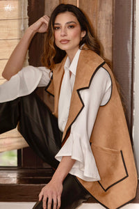 Chaleco Milan Abierto Camel Ribetes Negros Cuello Puntas