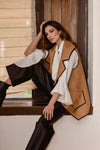 Chaleco Milan Abierto Camel Ribetes Negros Cuello Puntas