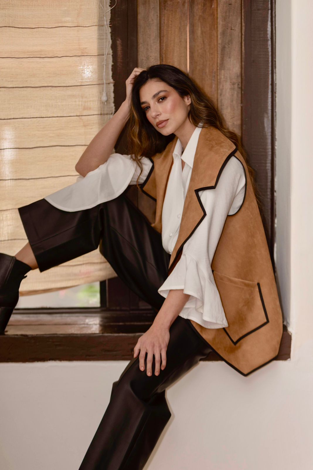 Chaleco Milan Abierto Camel Ribetes Negros Cuello Puntas