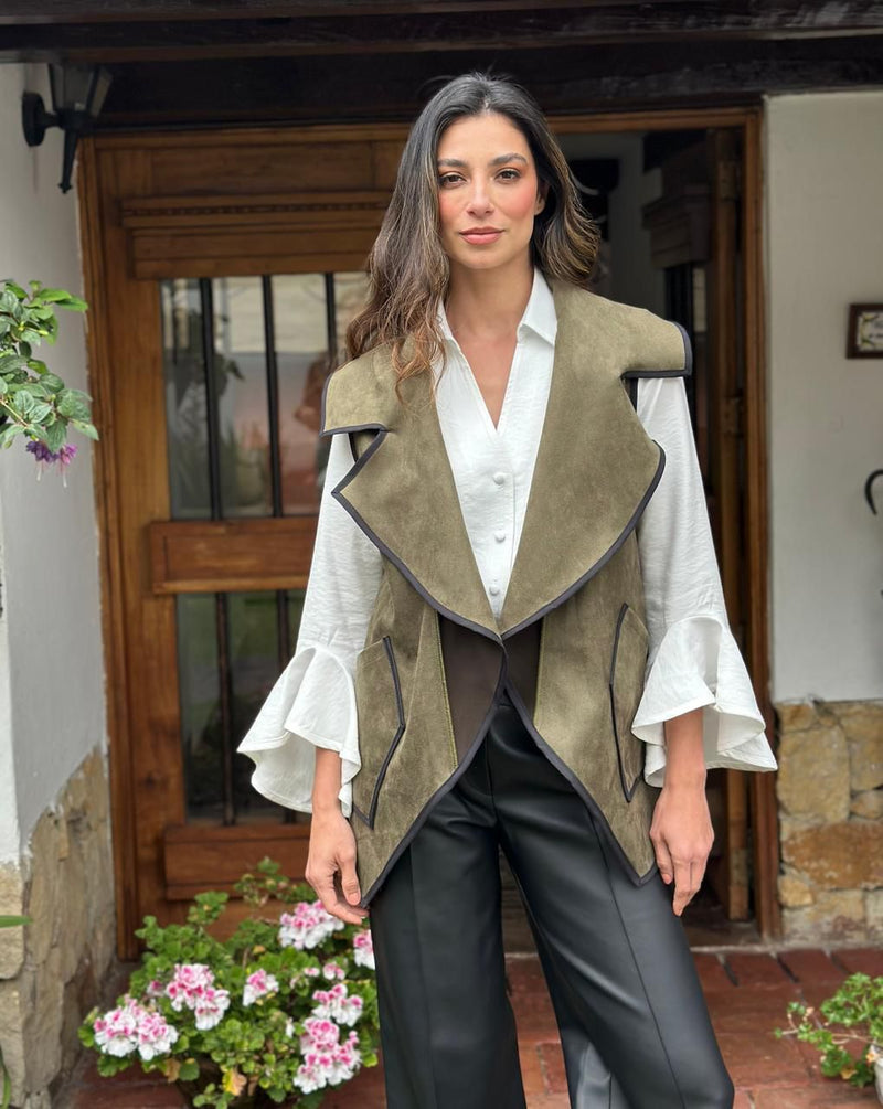 Chaleco Milan Abierto Verde Olivo Ribetes Negros Cuello Puntas